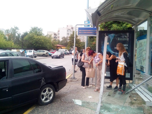 Кола се заби в автобусна спирка в Пловдив, няма пострадали