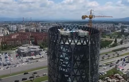 Вижте как върви строителството на наклонената кула "Елипс Център" (ВИДЕО)