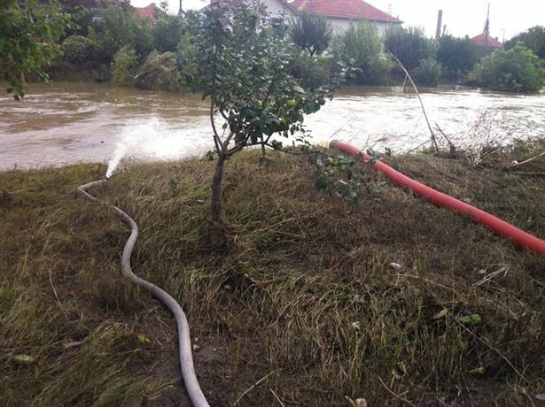 Спасиха 17 младежи, бедстващи в къща в село Гложене