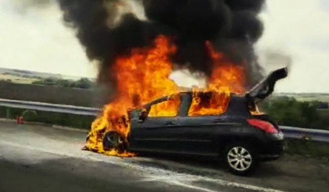 Кола пламна на магистрала "Тракия"