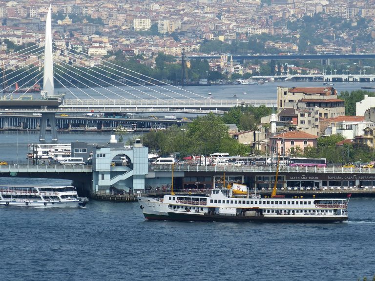 Затвориха Босфора в двете посоки след авария на гръцки кораб-цистерна