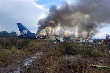 Самолет се разби след излитане в Мексико, ранени са 85 души