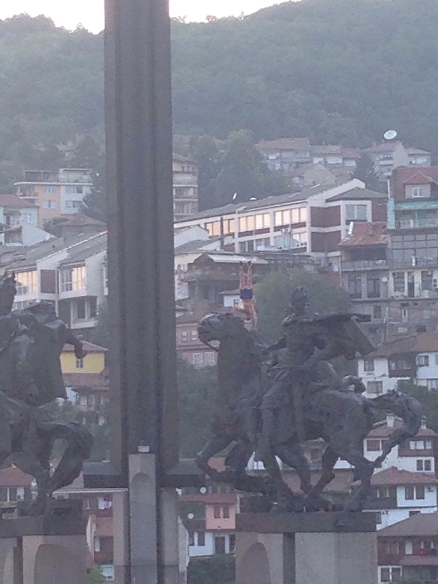 Младеж застана на челна стойка на паметника на Асеневци в Търново