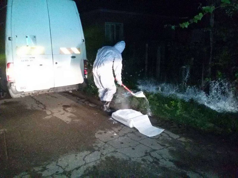 Бидон с киселина падна и се разля на път край Лом