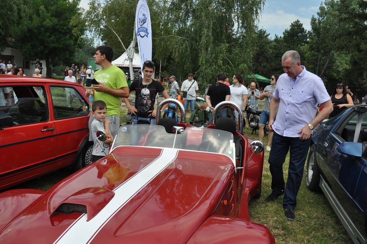 100 ретро коли се събраха на парад във Видин