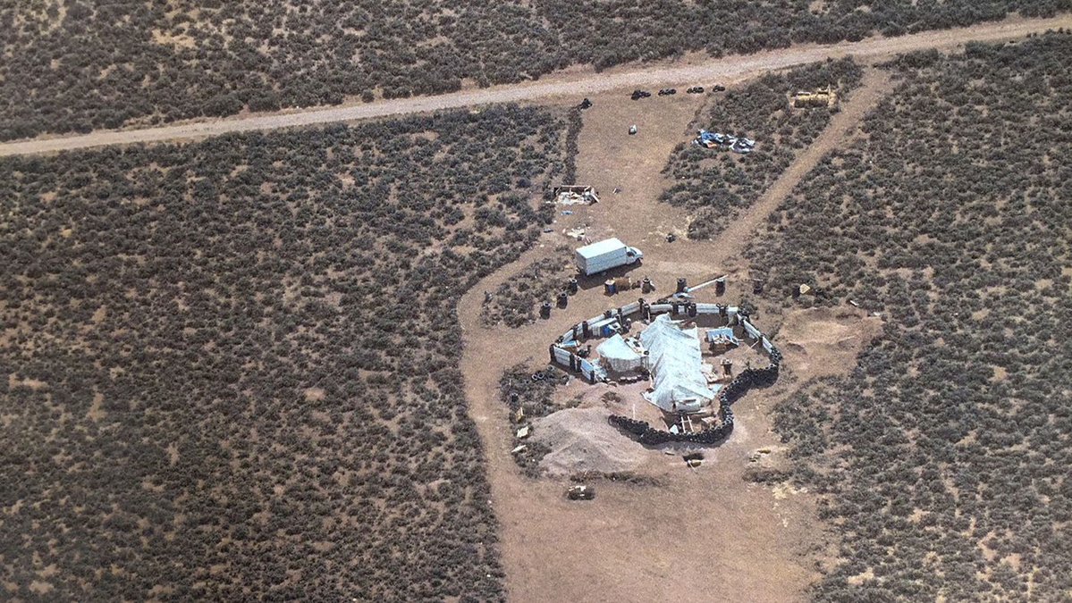 11 изтощени от глад деца в къща сред пустинята откриха в Ню Мексико