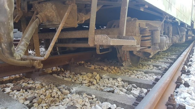 Пътнически влак дерайлира край Мездра