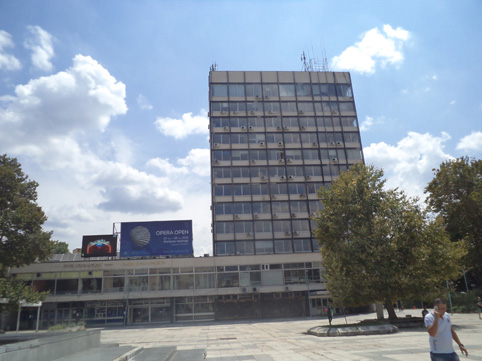 Партийният дом си отива, ама друг път