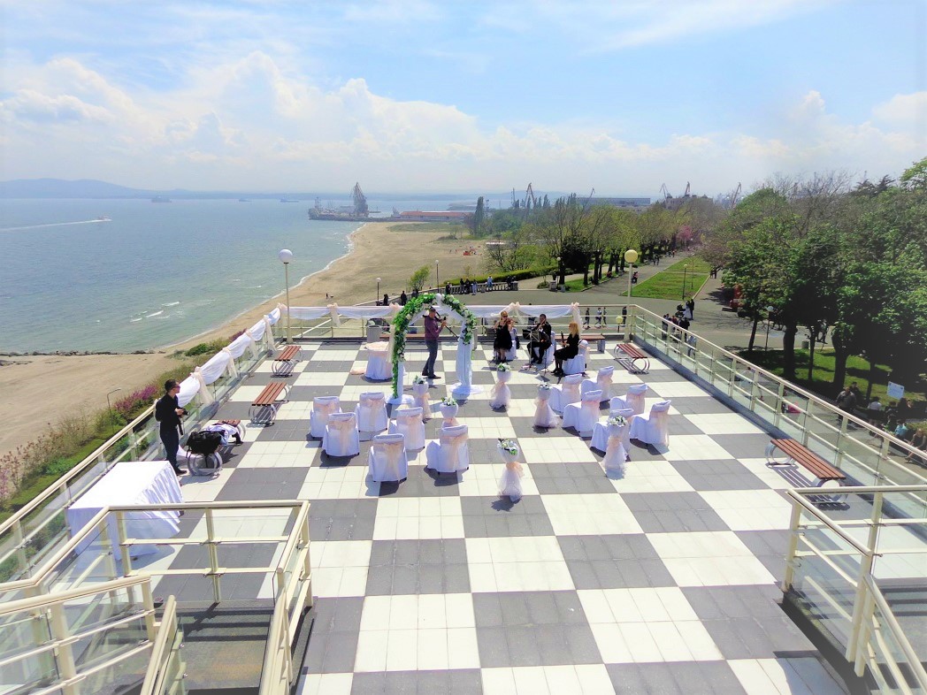 27 двойки ще се венчаят в Бургас на 18.08.2018-та