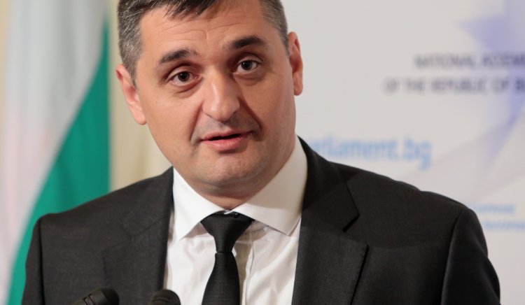Кирил Добрев: Прави се опит да бъдат купени народни представители от БСП