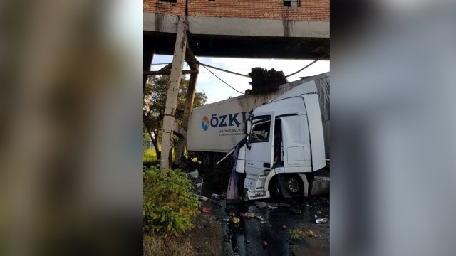 Тир се блъсна в естакада на „Брикел” край Гълъбово