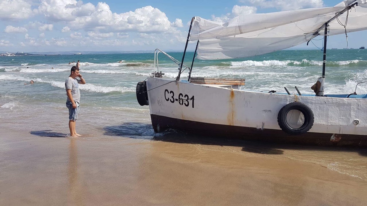 Двама души се удавиха, лодка връхлетя къпещи се туристи