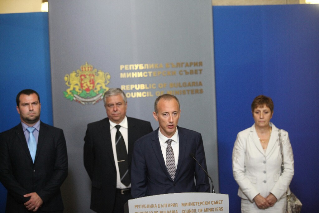 Министър Вълчев: Премиерът Борисов категорично призова НИМХ и БАН да намерят решение на проблема до следващата сряда (СНИМКИ)