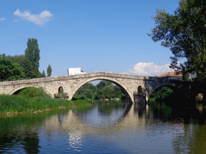 Коли и камиони вървят по мост на 5 века