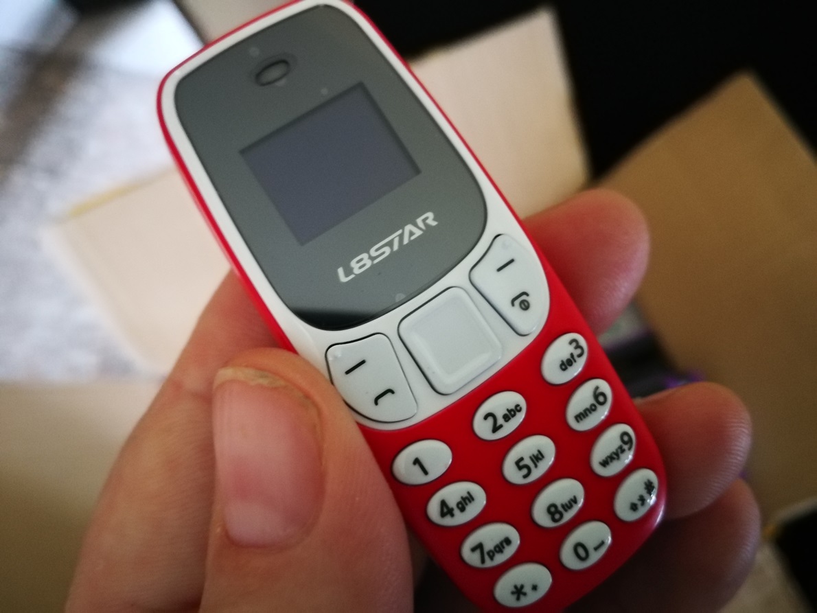 50 мини мобилни телефона задържаха на Летище София