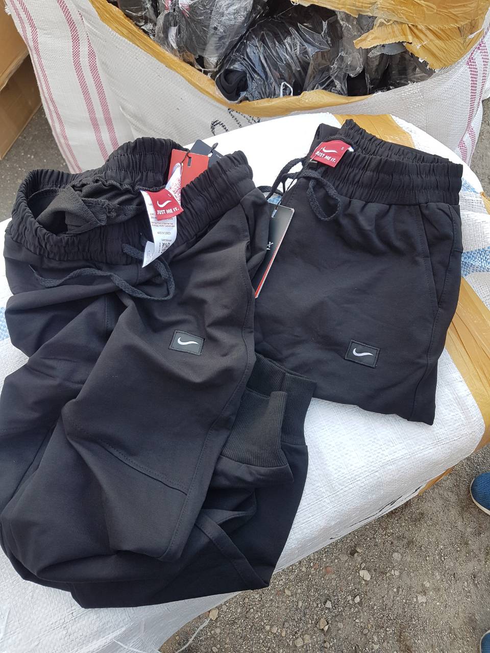 Задържаха чанти и текстилни изделия поради съмнения, че са фалшиви