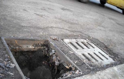 72-годишен оцеля, пропадайки в шахта край река