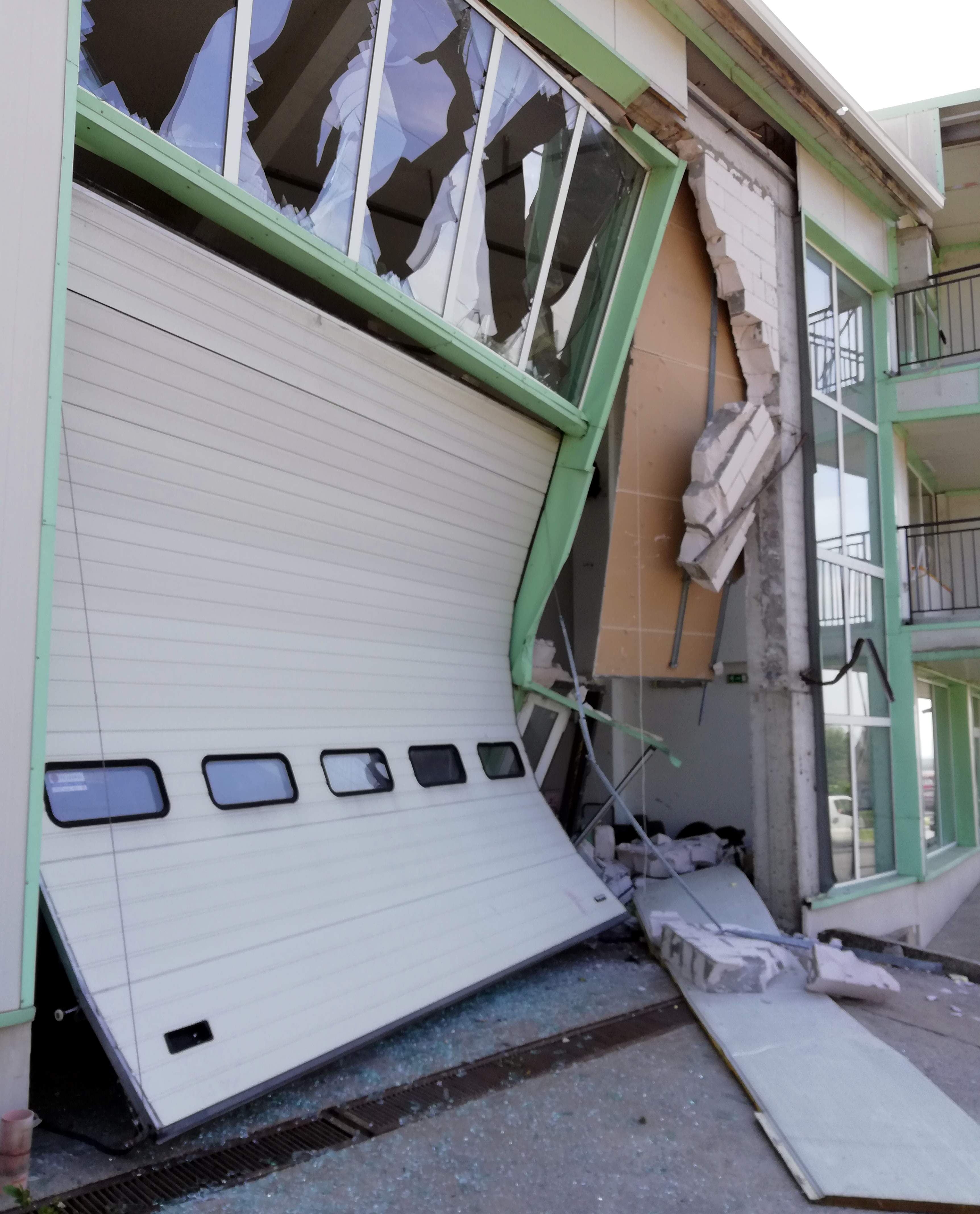 Камион тръгна сам през шуменски булевард, потроши врати и стена