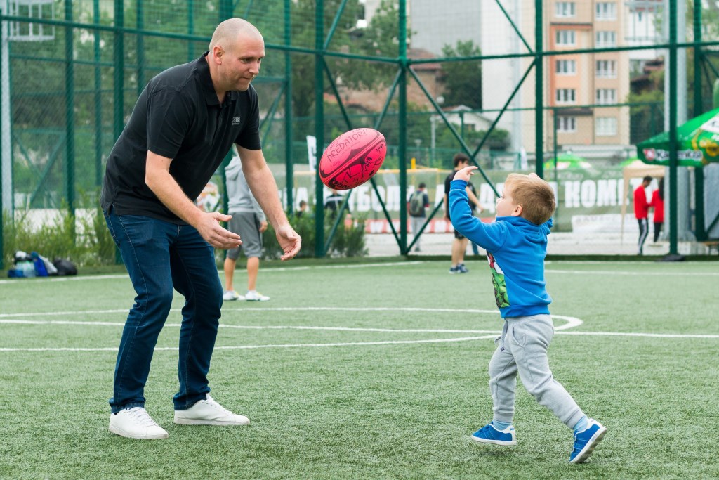 Все повече мъже излизат в бащинство, взимат повече пари от майките