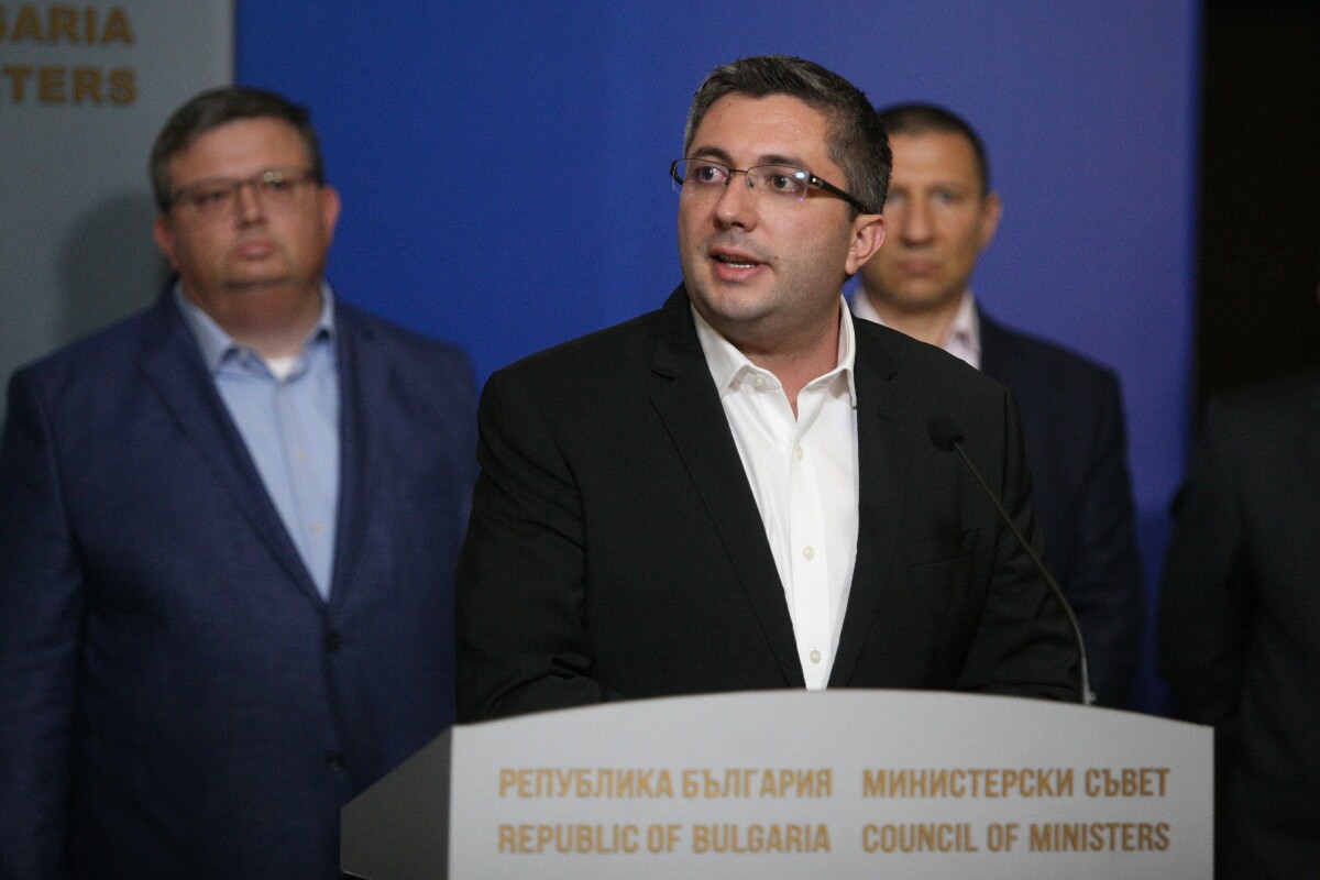 Министър Нанков: АПИ 5 пъти уведомявала фирмата-изпълнител да отстрани дефектите по пътя, на който стана катастрофата край Своге