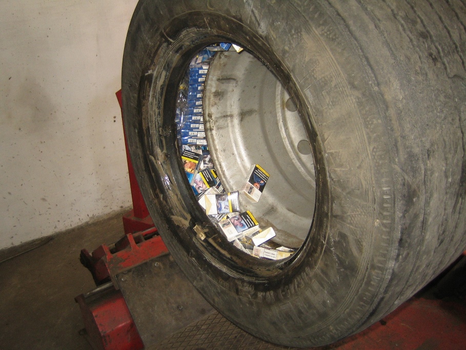 Спряха опит за незаконен износ на над 1000 кутии цигари през Дунав мост 2