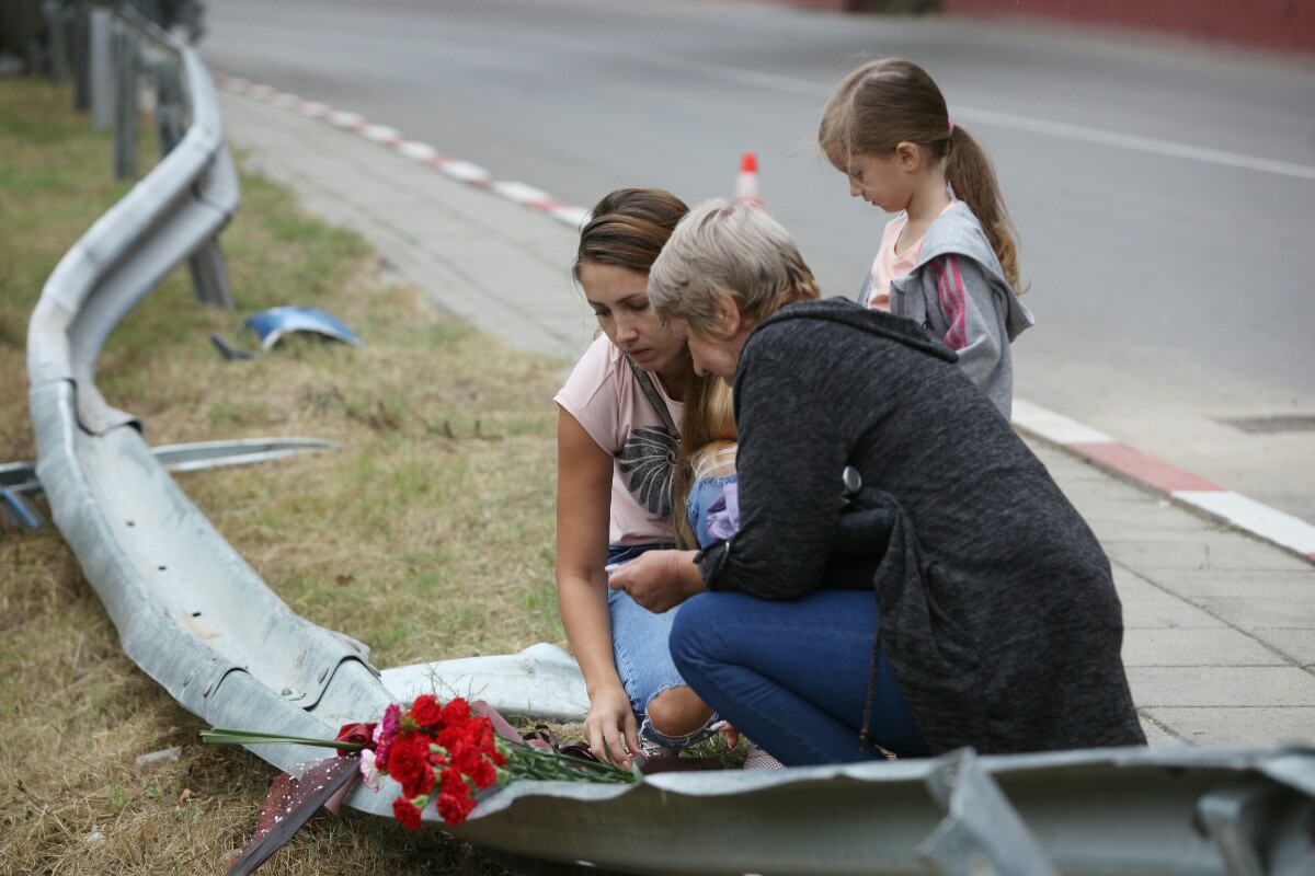 Минувачи оставят цветя и свещи на мястото на катастрофата край Своге