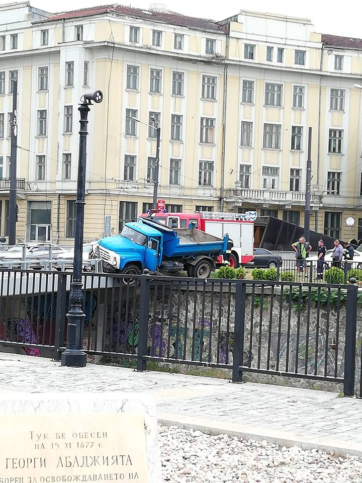 Камион надвисна над тунела на Лъвов мост в София