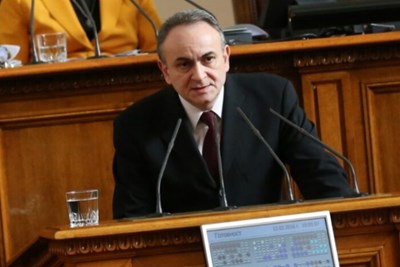 Валентин Порязов пое волана на българското посолство в Атина