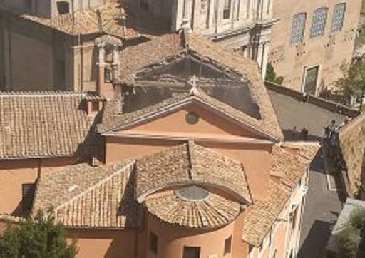 Срути се част от тавана на църква в Рим