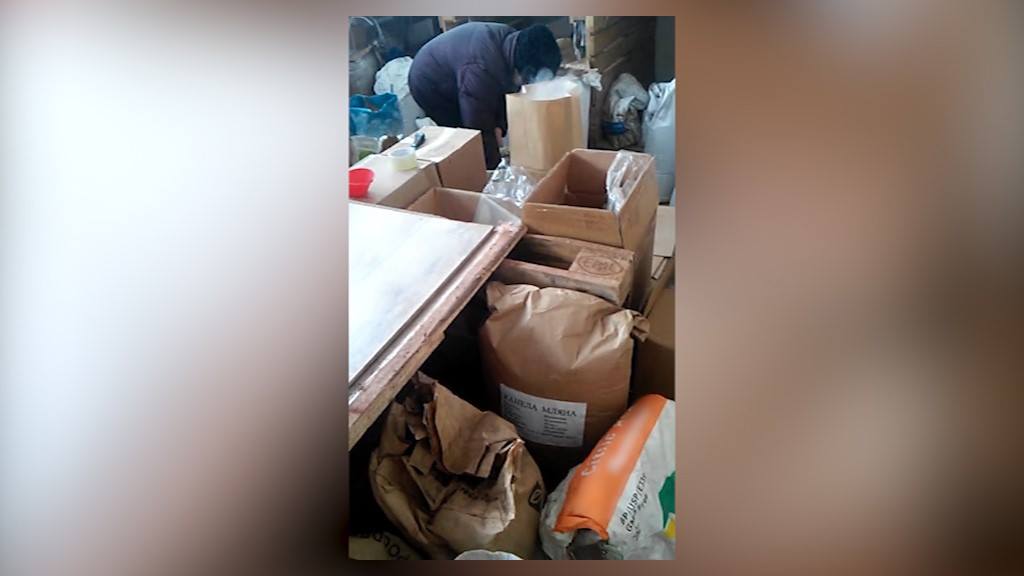 Унищожиха 15 тона негодни храни, открити в склад в Търново