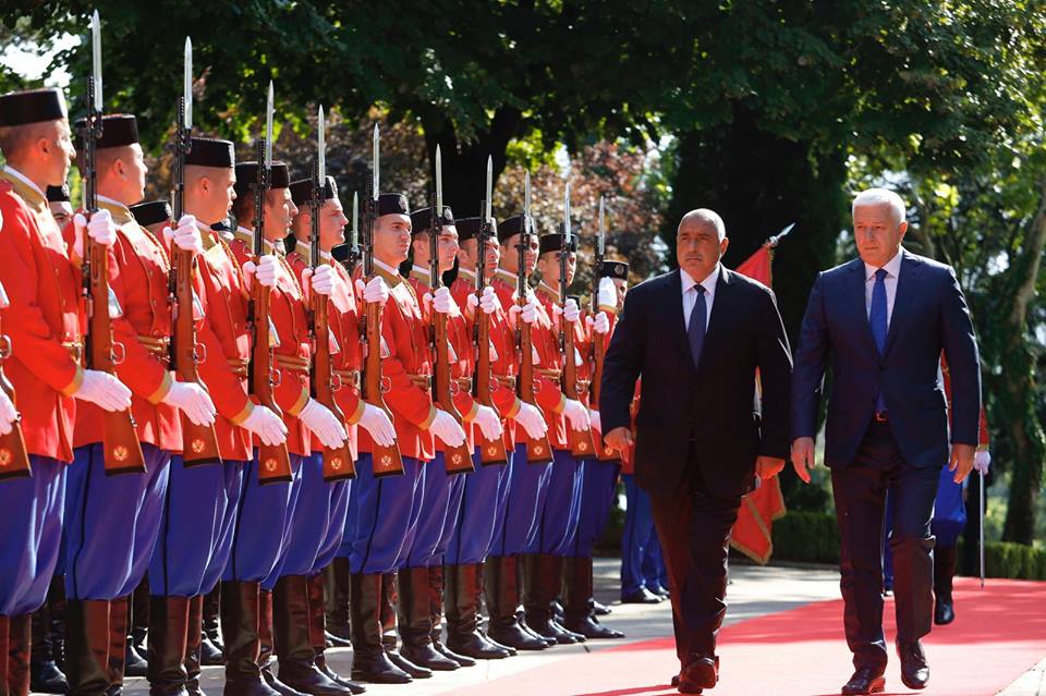 Посрещнаха с военни почести премиера Борисов в Подгорица (СНИМКИ)