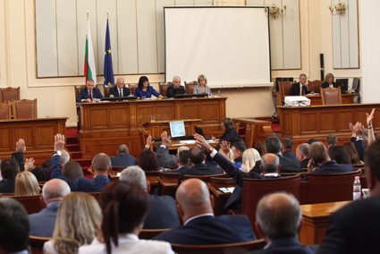 Парламентът разделен на две в първия пленарен ден