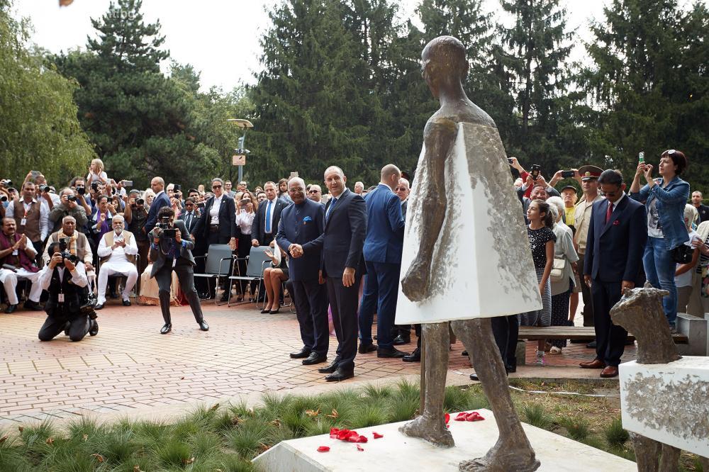 Президентите на България и Индия откриха паметник на Махатма Ганди в столицата