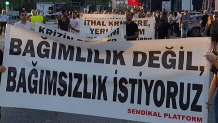 Кипърски турци протестираха срещу „внесената” от Турция икономическа криза