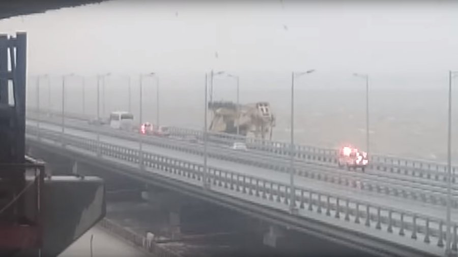 Кран се вряза в основите на Кримския мост