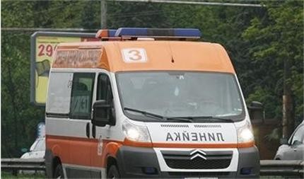 Дете изхвърча от кола при катастрофа край Eлешница