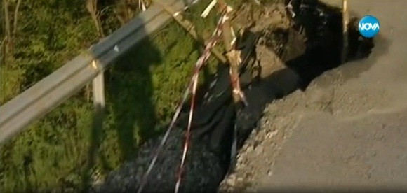 Опасен участък по пътя към Стрезимировци