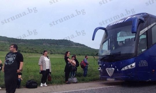 Лек автомобил и автобус с пътници катастрофираха на главен път Е-79