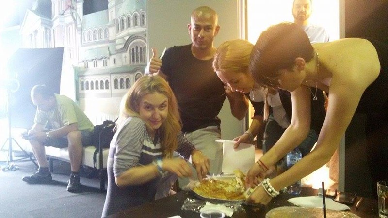 Азис черпи с баница в "Капките"