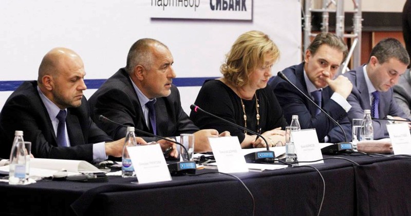 Премиерът пусна във фейсбук снимки от форума на "Труд" и "24 часа" - вижте ги