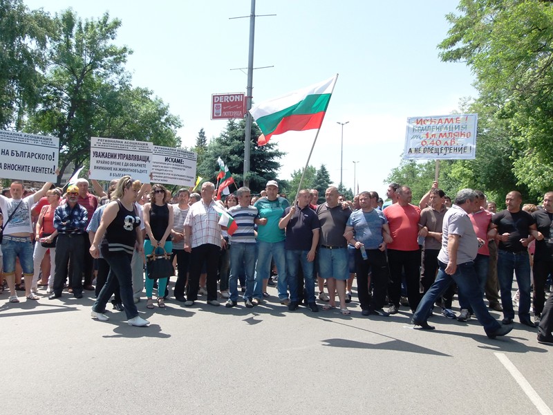 Над 500 фермери излязоха на протест, плашат парламента с фекални бомби