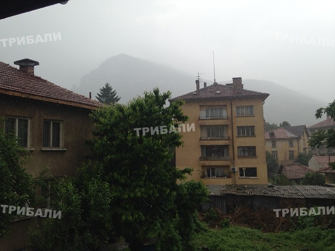 Гръмотевична буря наводни улиците във Враца (Снимки)