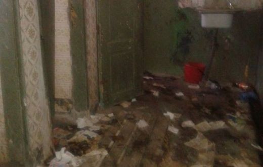 Адска миризма и мръсотия в тоалетната на гарата в Перник