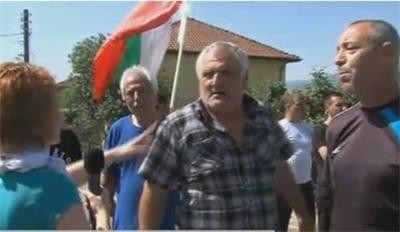 Повече от два часа продължава протестът в Гърмен, пътят остава блокиран