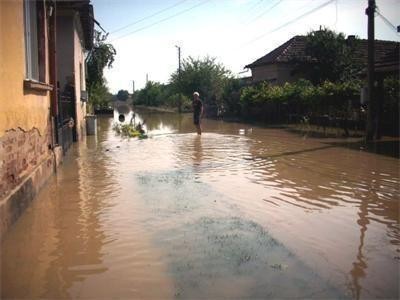 В Мездра е изпратена допълнителна техника от Враца за отводняване на пострадалите сгради