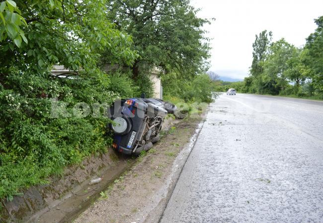 Медицинска сестра се хвърли с джип в канавка