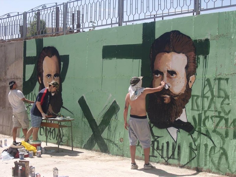 Графити с Ботев и Каравелов в Попово