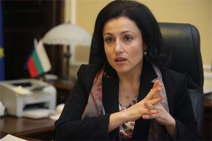 Десислава Танева: Превозвачите на дървесина ще са с GPS- устройства, складовете под видеонаблюдение