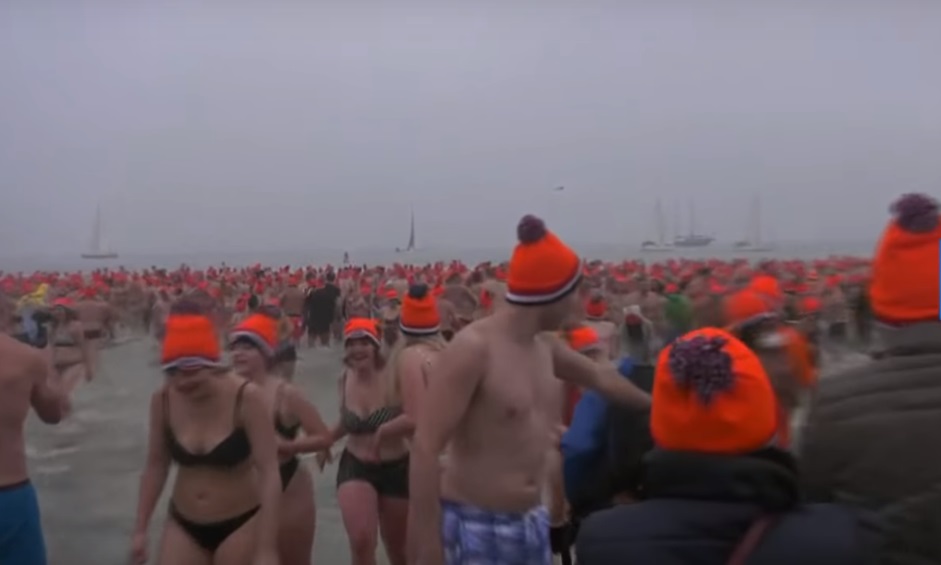 Хиоляди холандци се изкъпаха в Северно море новогодишно (ВИДЕО)