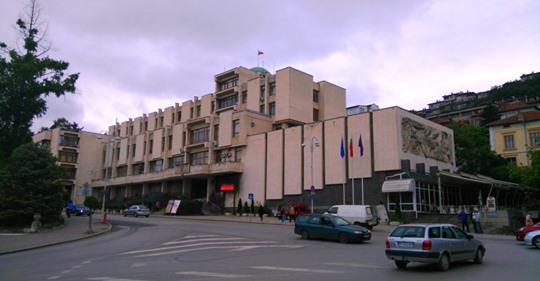 Пиян шофьор катастрофира в дърво пред сградата на Община Велико Търново